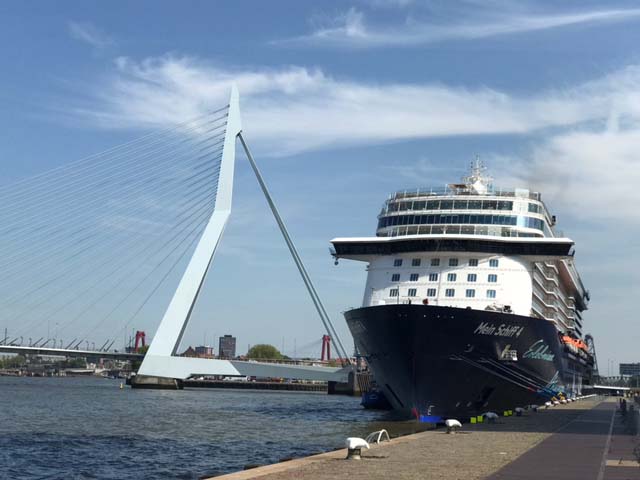 Mein Schiff 4 van Tui Cruises aan de Cruise Terminal Rotterdam
